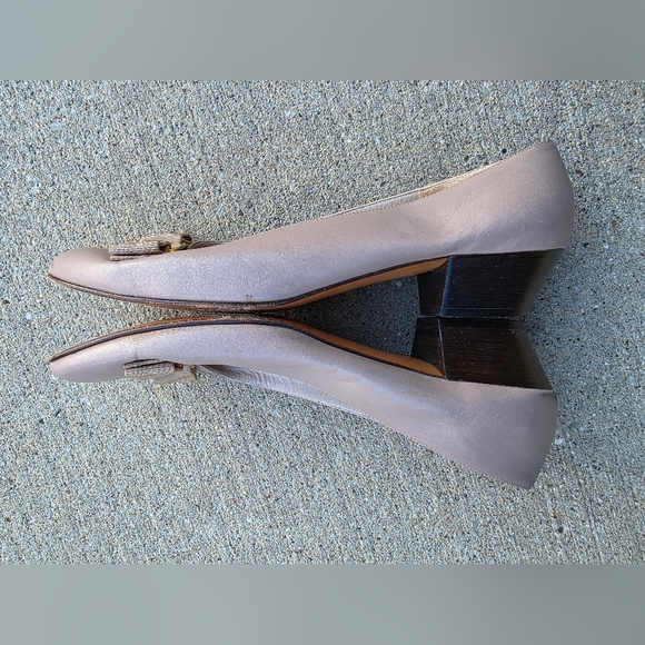 SALVATORE FERRAGAMO Vara Nuetral Leather Gold Bow Low Heels Size 9B - Picture 12 of 17